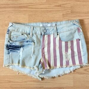 Iris Jeans | Light Wash Cutoff Distressed Denim USA Flag Shorts M